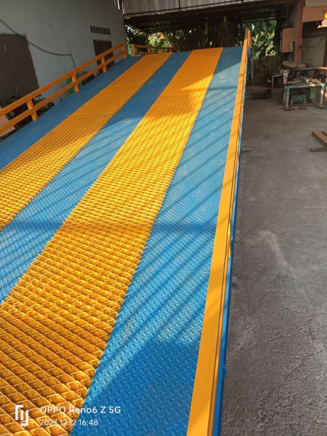 สะพานโหลดสินค้า Mobile Ramp รับโหลดสินค้า12ตัน มาตราฐานโรงงาน